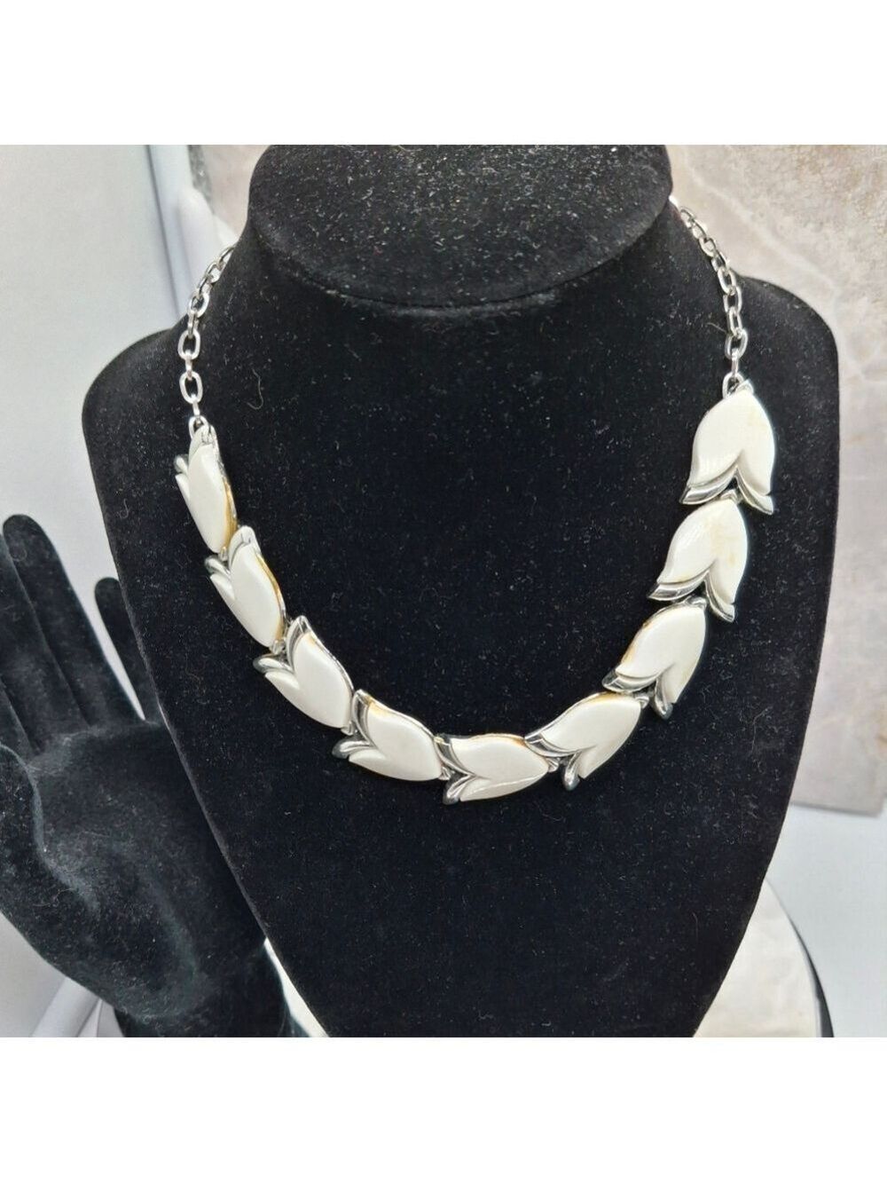 Silver and White Vintage Tulip Design Necklace